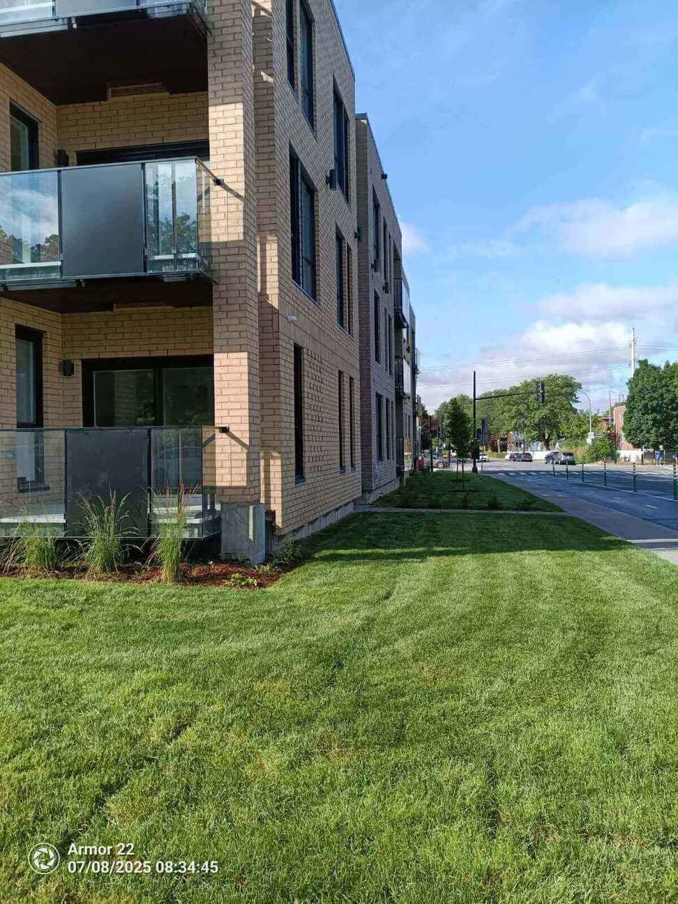 condo with side lawn - Grass fertilization treatment care Montreal and Laval
